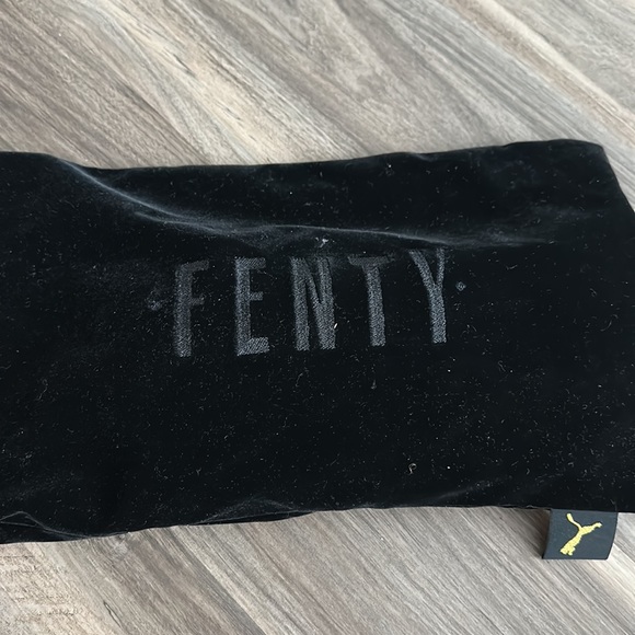 FENTY University Puma Slides in size 7 in M - Picture 2 of 2